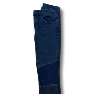 Low-rise, skinny, black jeans.